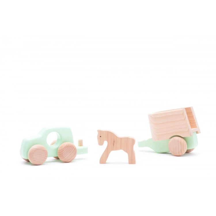 Rozłożony zestaw: samochodzik, przyczepa i konik do zabawy.