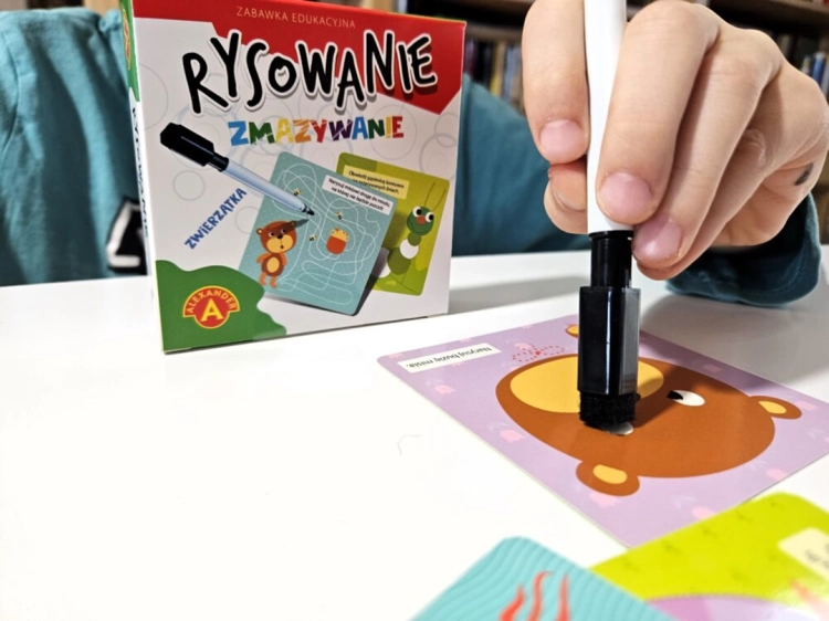 Dziecko korzystające z zabawki Rysowanie Zmazywanie Zwierzęta