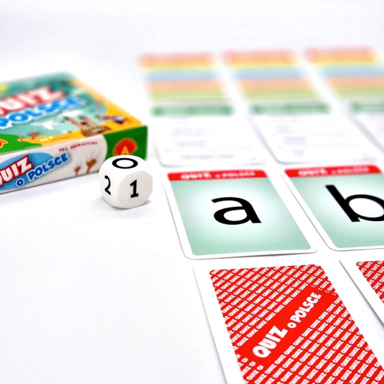 Zbliżenie na karty z pytaniami z gry Quiz o Polsce