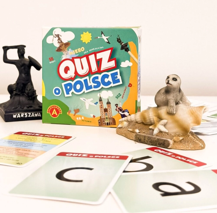 Opakowanie gry edukacyjnej Quiz o Polsce od Alexander, karty i symboliczne figurki