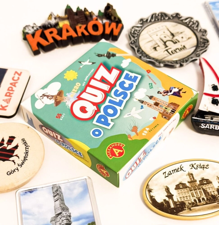 Opakowanie gry edukacyjnej Quiz o Polsce od Alexander na tle turystycznych magnesów na lodówkę