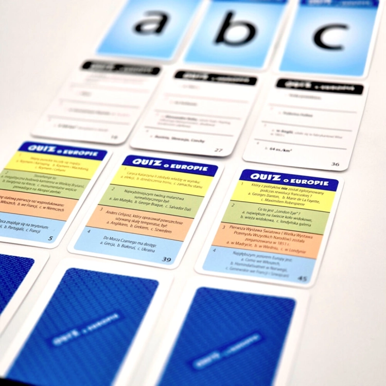 Zbliżenie na szczegóły kart z gry Quiz o Europie