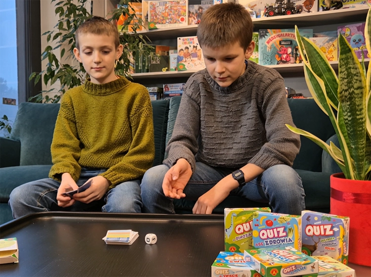 dzieci grające w quiz o dinozaurach