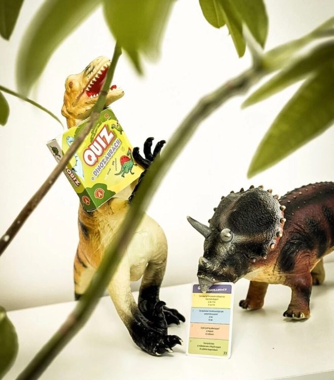 opakowanie quiz o dinozaurach i figurki dinozaurów