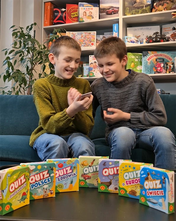 Dzieci grające w Quiz o Świecie od Alexander.