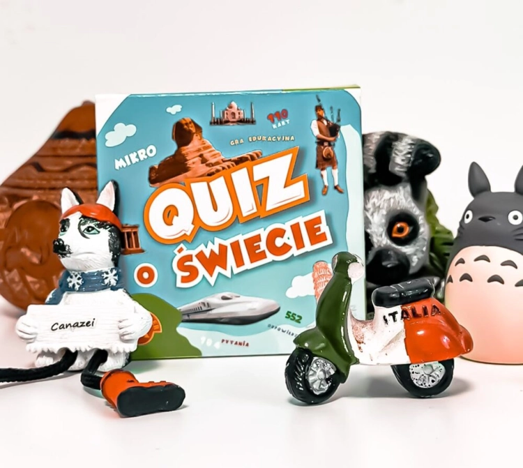 Quiz o Świecie w aranżacji z figurkami i innymi elementami.