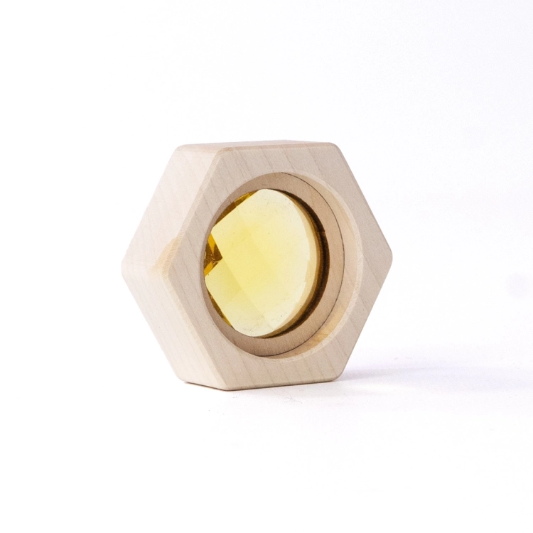 Żółty drewniany kalejdoskop Bajo z optycznym efektem.