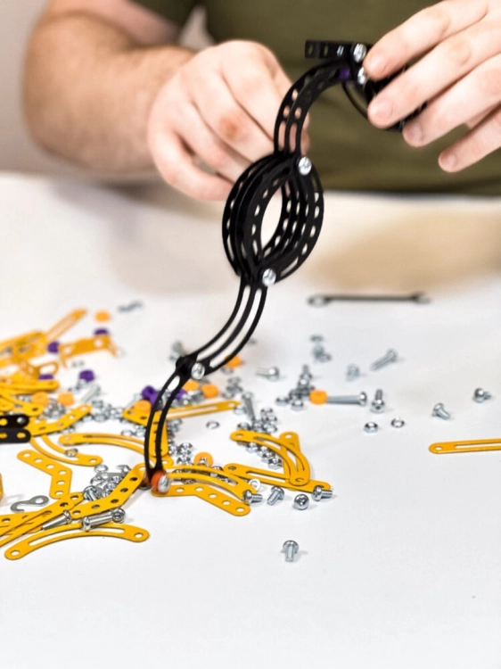 Montowanie elementów metalowego Pterodaktyla z zestawu konstrukcyjnego.