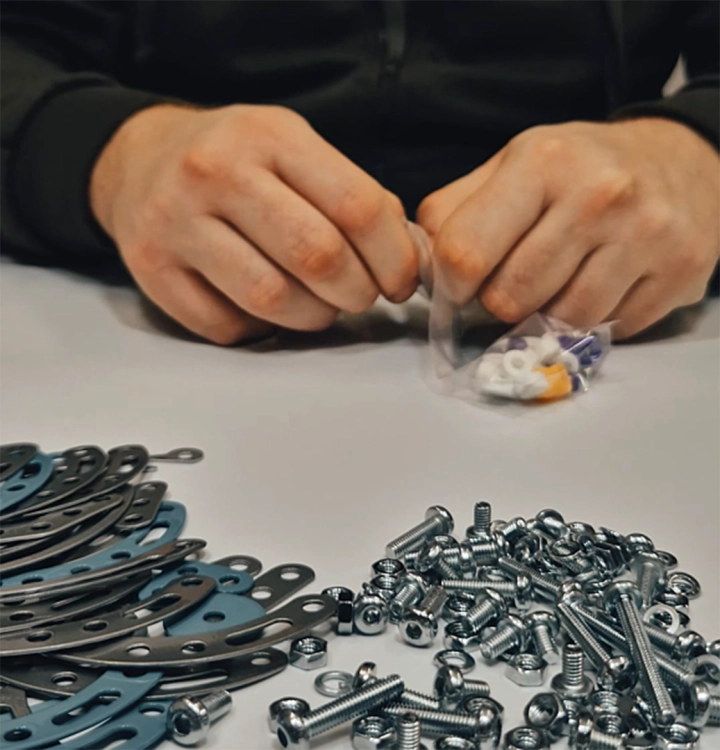 Montaż metalowego modelu Velociraptora – łączenie elementów