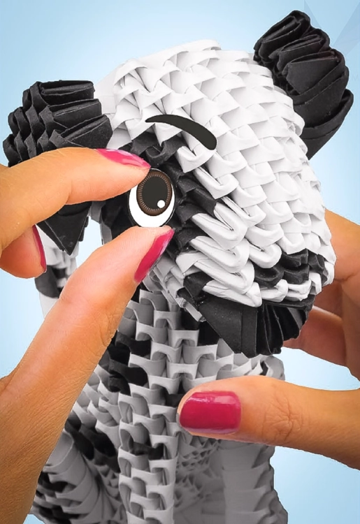 Dziecko składające model origami 3D dalmatyńczyka