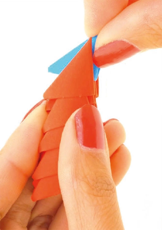 Zbliżenie na składanie elementów papierowego modelu