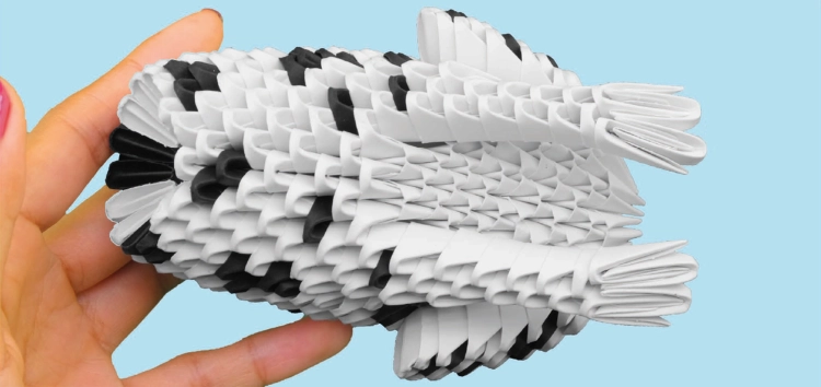 Dziecko składające model origami 3D dalmatyńczyka