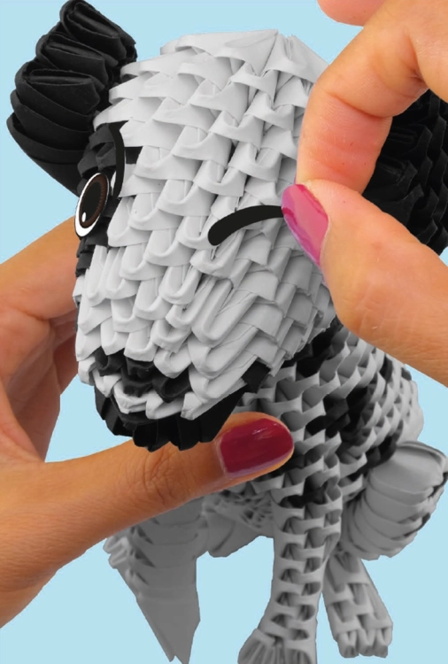 Dziecko składające model origami 3D dalmatyńczyka