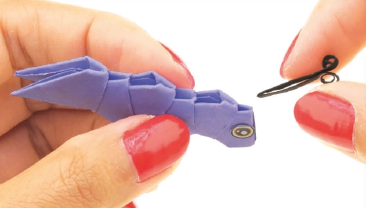 Składanie elementów origami do budowy kameleona