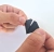 Detal składania papierowych elementów – ręce składające pojedynczy moduł origami.
