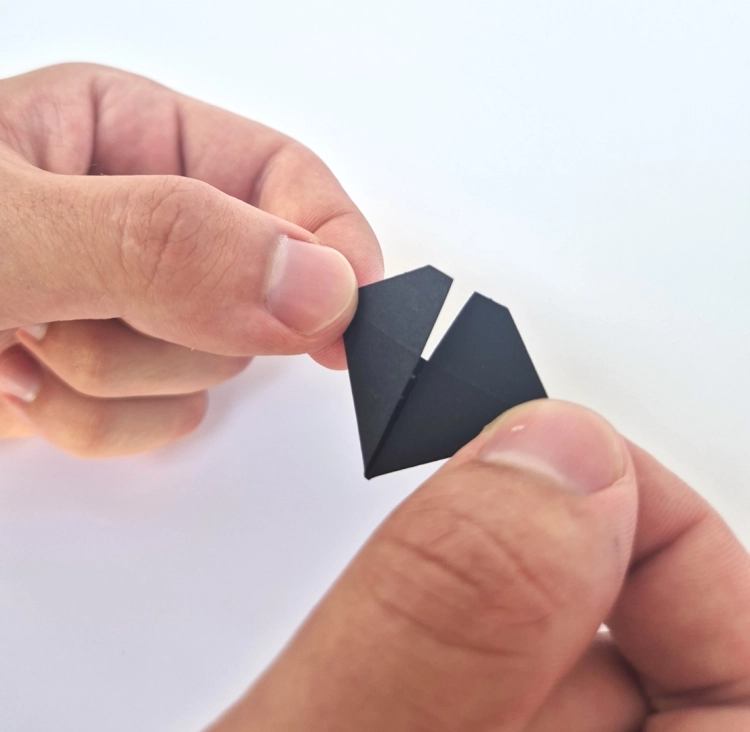 Detal składania papierowych elementów – ręce składające pojedynczy moduł origami.