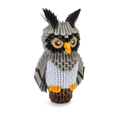 Złożony model sowy na białym tle – gotowa figurka sowy w pełnej okazałości.