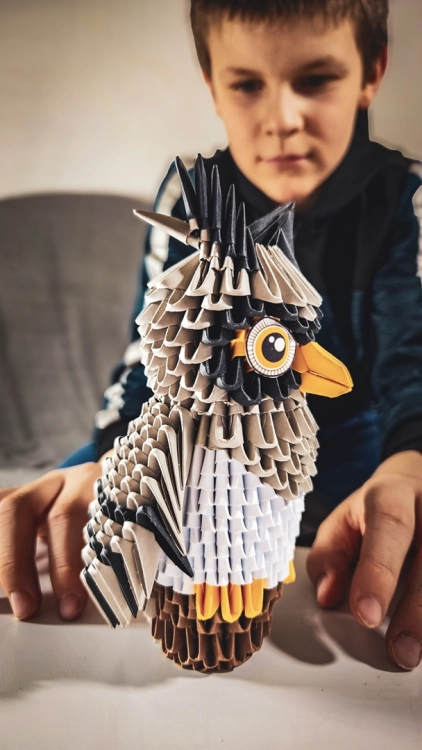 Model sowy Origami 3D na stole – gotowa figurka sowy wykonana z papierowych modułów.