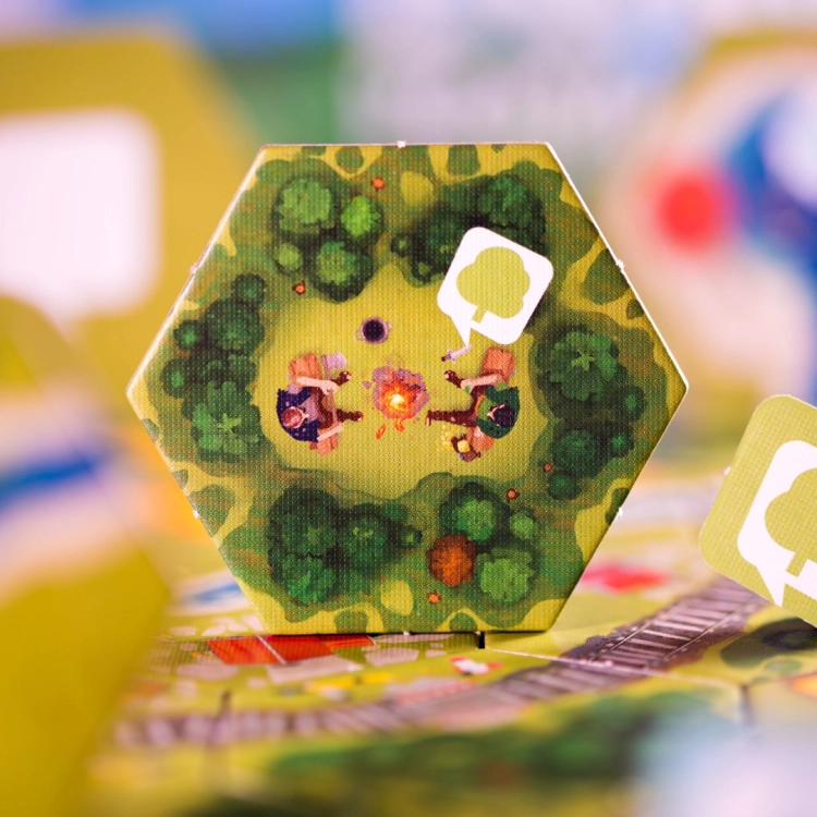 Leśny kafelek z ogniskiem – Dorfromantik – Kafelek z ilustracją ogniska otoczonego drzewami.