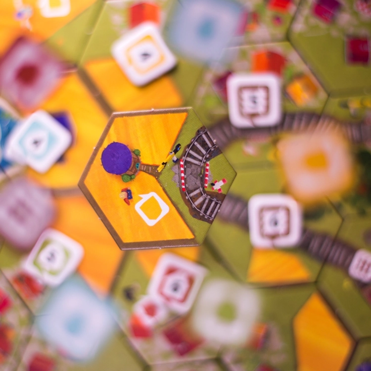 Rozłożone elementy gry Dorfromantik – Widok całej planszy z rozmieszczonymi heksagonalnymi kafelkami.