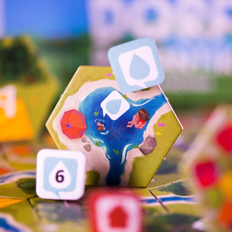 Heksagonalny kafelek z rzeką w Dorfromantik – Ilustracja fragmentu planszy z wijącą się rzeką.