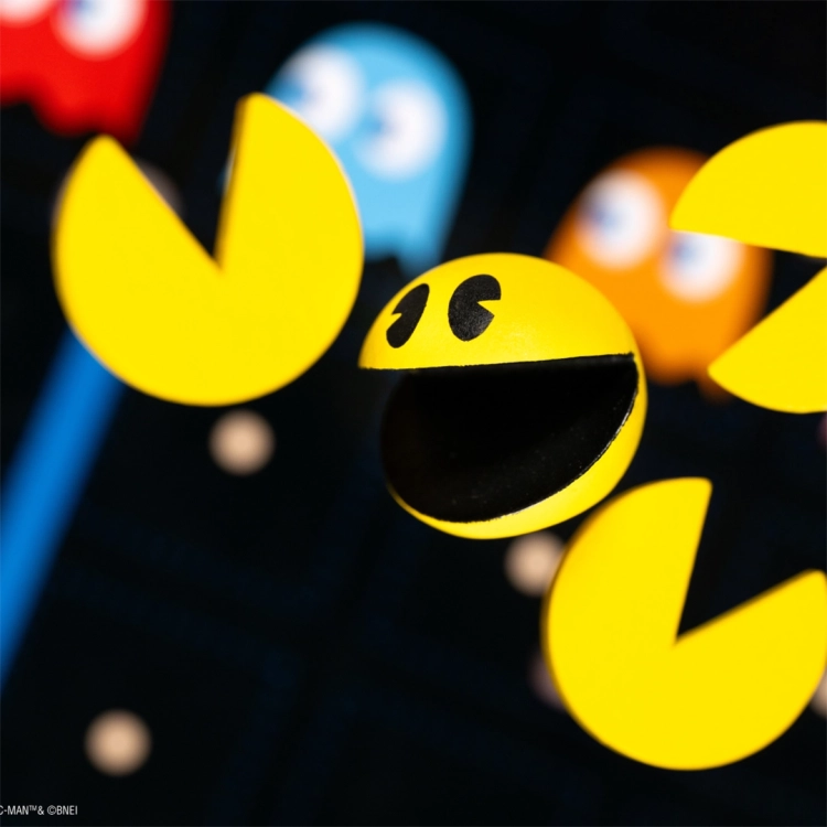 Żółta kulka Pac-Man na tle labiryntu.