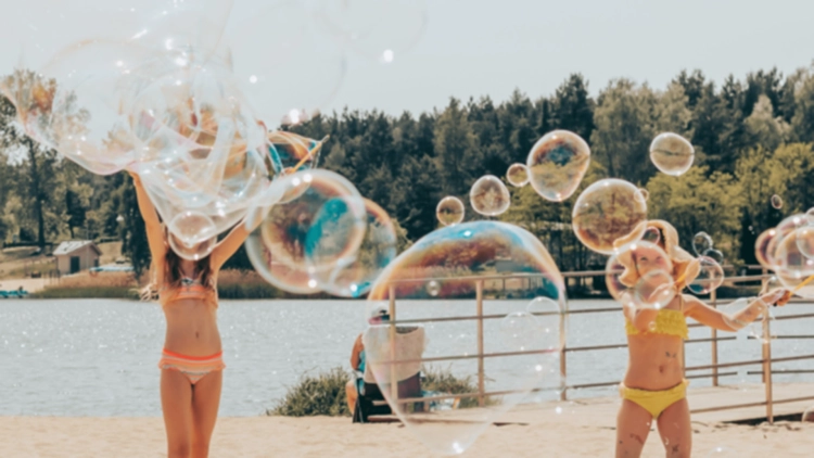 Bańki mydlane na tle jeziora