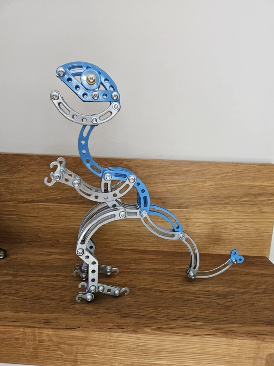 Złożony model Mały Konstruktor Velociraptor Alexander 8+ na półce