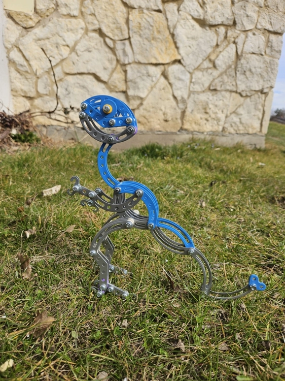 Złożony model Mały Konstruktor Velociraptor Alexander 8+ w ogrodzie