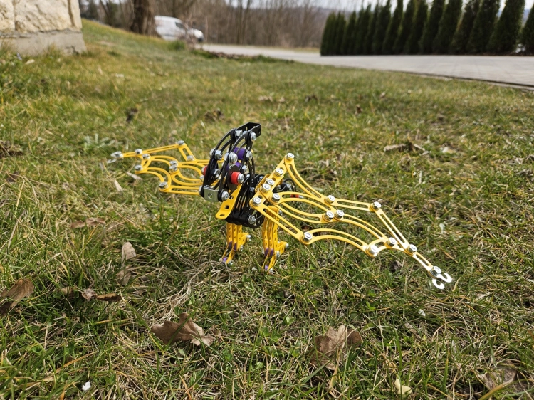 Złożony model Mały Konstruktor Pterodaktyl Alexander w ogrodzie