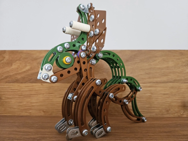 Złożony model Mały Konstruktor Triceratops Alexander na półce