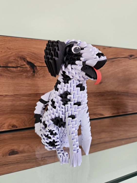 origami 3D pieska dalmatyńczyka wykonany z papieru stojący na półce