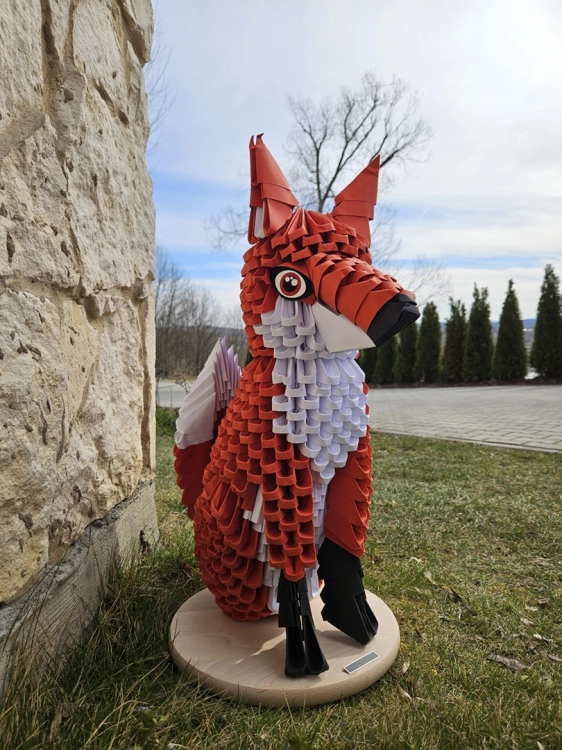 Złożony model lisa – efektowna figurka z papieru z zestawu Origami 3D.