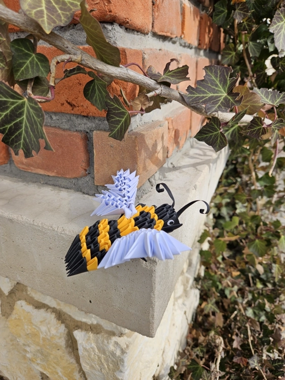 ORIGAMI 3d Pszczoła - złożona figurka stojąca w ogrodzie