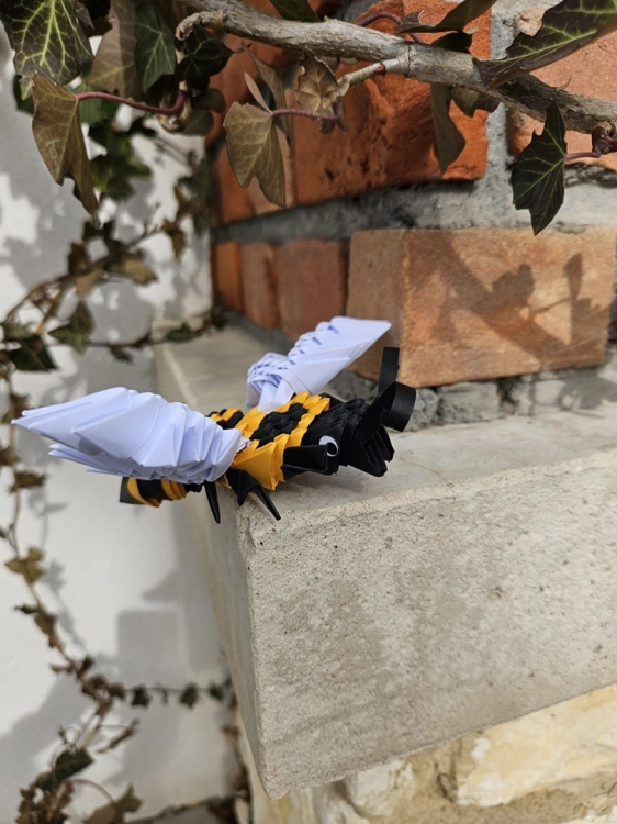 Gotowa figurka Origami 3D Pszczoła – efekt końcowy pracy dziecka.