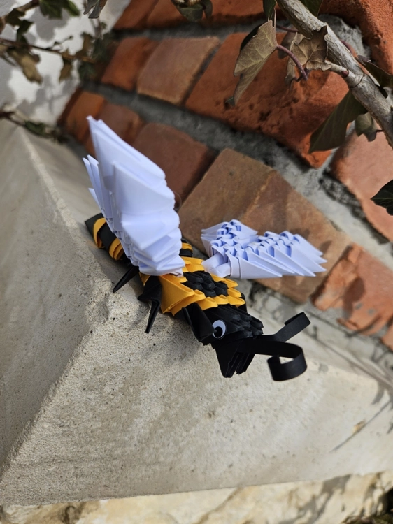 Zabawka edukacyjna Origami 3D – pszczoła z papierowych modułów.