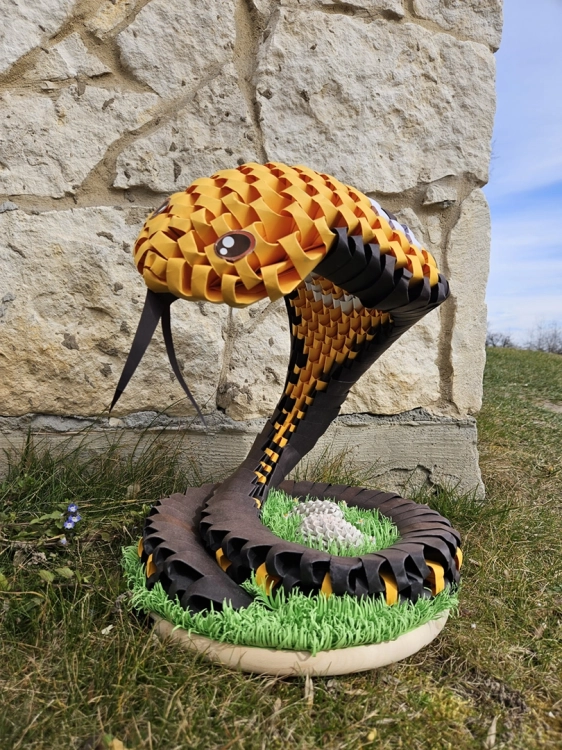 Figurka kobry Origami 3D w ogrodzie