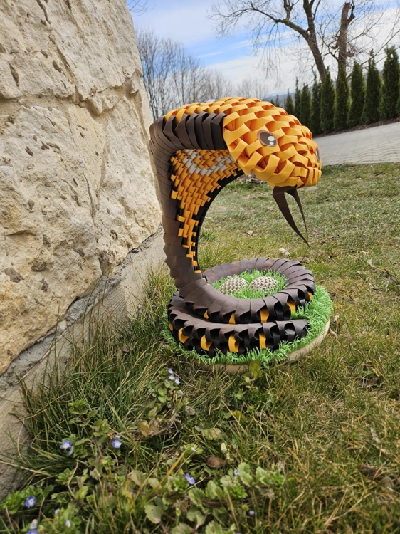 Figurka kobry Origami 3D w ogrodzie