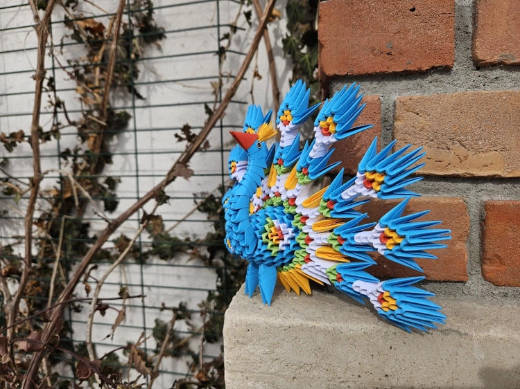Złożona figurka z papieru ORIGAMI 3d Paw w ogrodzie