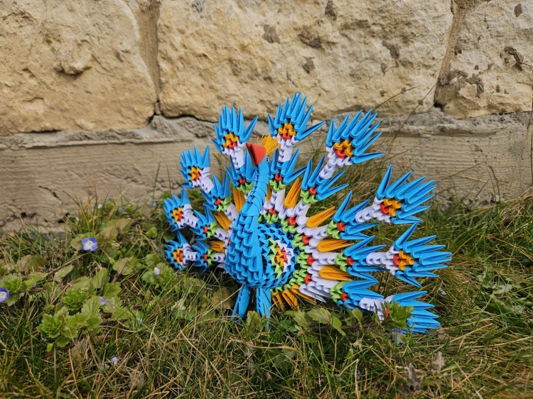 Trójwymiarowy paw z papieru – efekt końcowy składania Origami 3D.