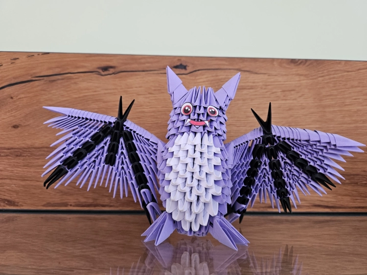 Złożone  ORIGAMI 3d Nietoperz z papieru na półce