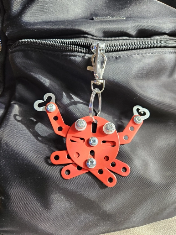 Brelok krab na plecaku