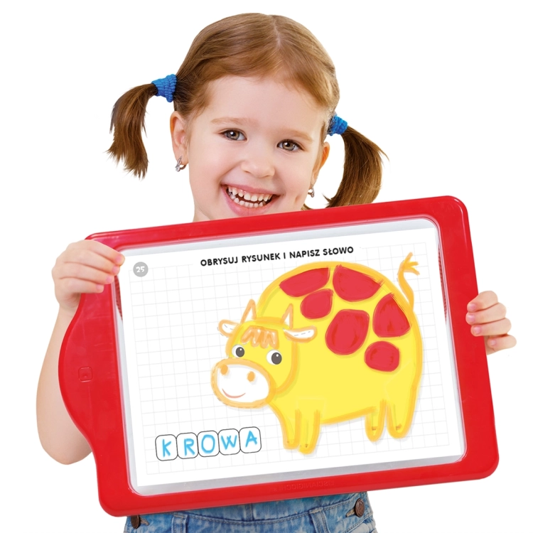 Uśmiechnięta dziewczynka trzymająca tablicę LED Carotina z rysunkiem krowy
