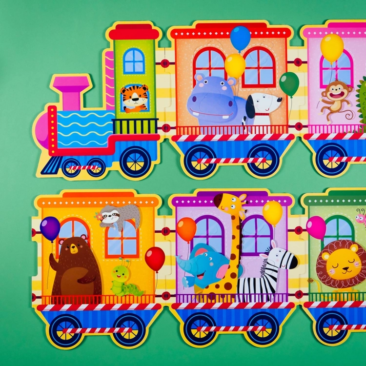 Elementy gry edukacyjnej – magnetyczne kółeczka z obrazkami zwierząt i przedmiotów.