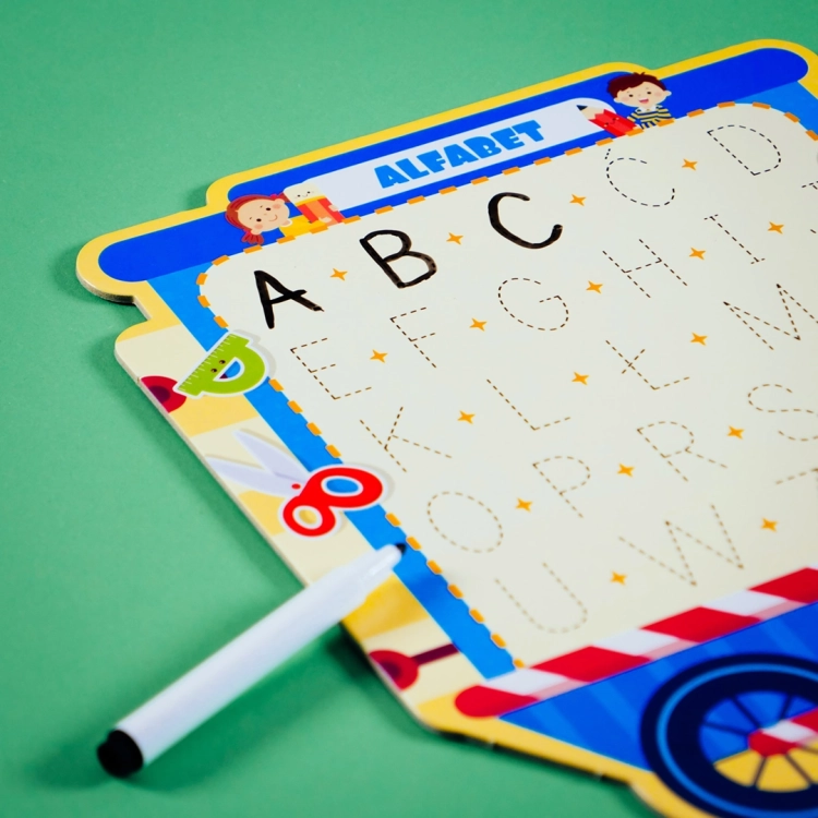 Nauka języka angielskiego i liczenia w kreatywnym pociągu edukacyjnym dla dzieci.