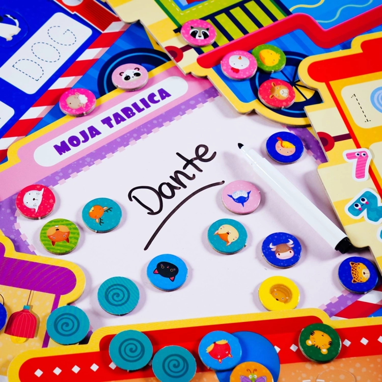 Elementy gry edukacyjnej – magnetyczne kółeczka z obrazkami zwierząt i przedmiotów.