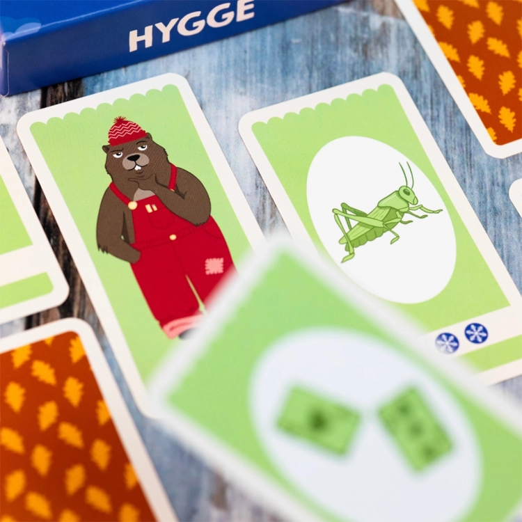 Karty gry Hygge z ilustracjami zwierząt – kolorowe karty przedstawiające misia, żabę i inne zwierzęta.