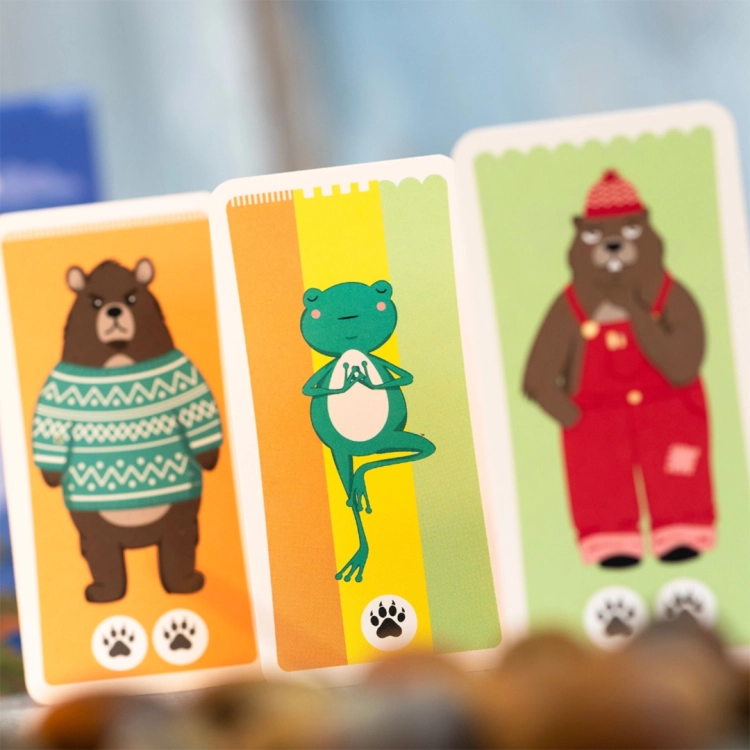 Zbliżenie na karty Hygge – ilustracje zwierząt i przedmiotów do przygotowania na zimę.