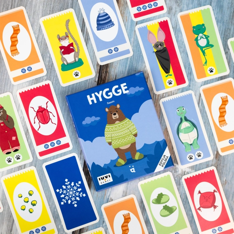 Rozgrywka w Hygge – karty ułożone w trakcie gry, elementy strategii i dopasowywania.