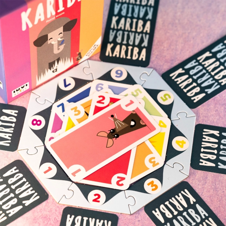 Układ kart w Kariba – puzzle tworzące wodopój, wokół którego gracze zagrywają karty.